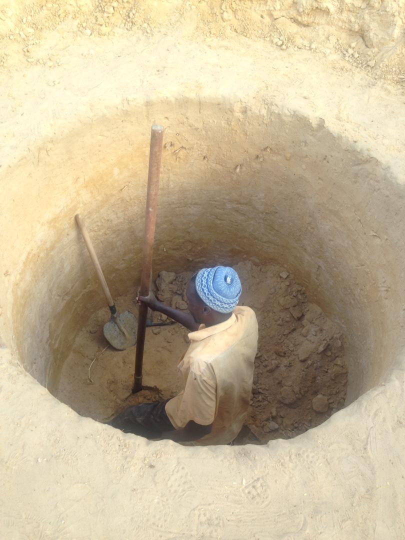 Falle Ndiaye en train de creuser le puits, premier jour d'action