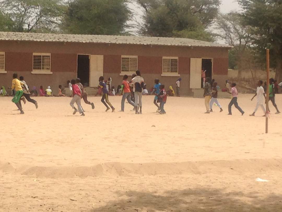 Enfants jouant dans la cour de l'ecole du quartier de Mbalakhate a Ndiaganiao